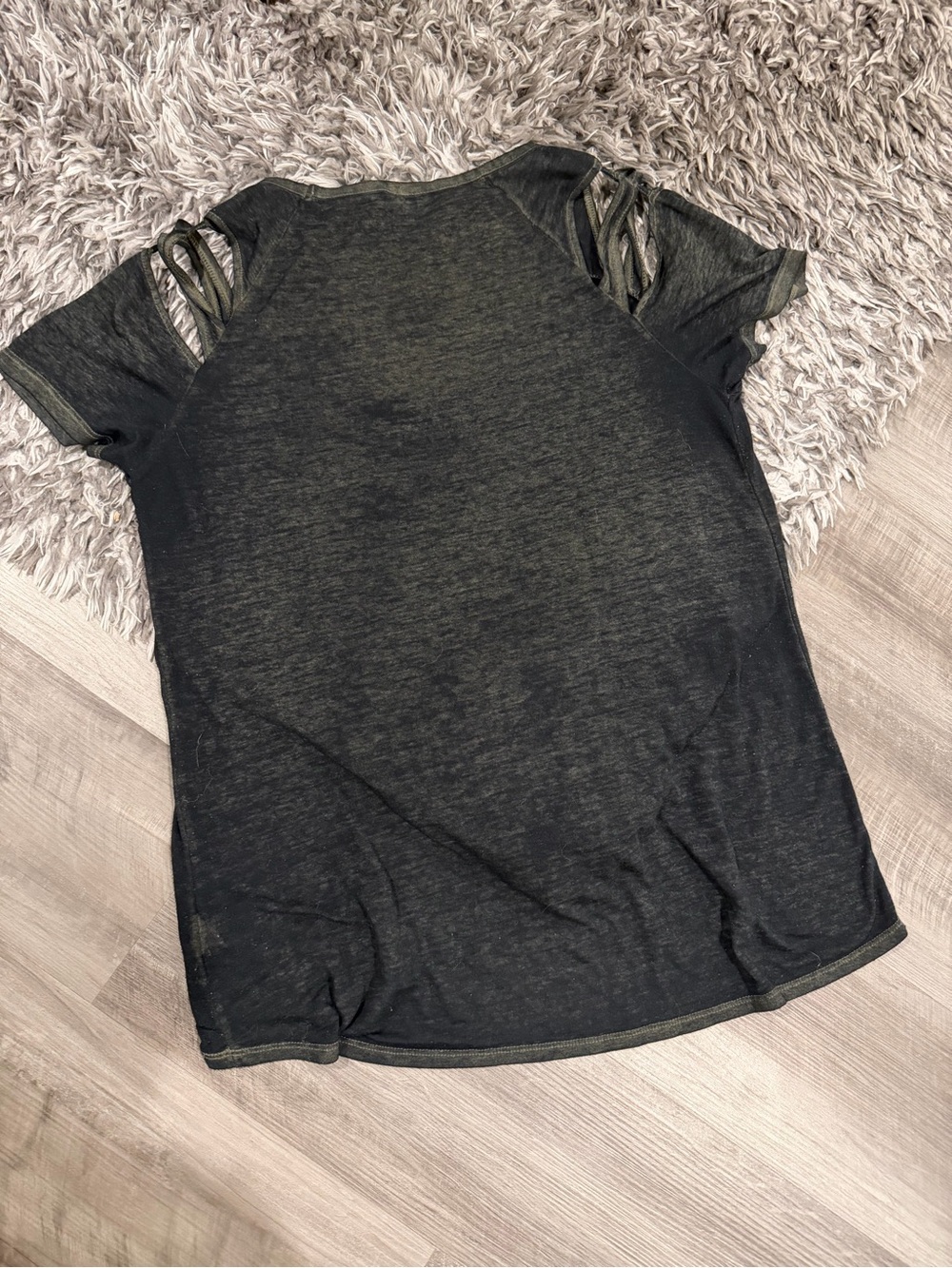 Rock & Republic Black Short Sleeve Cutout Shoulder Tee - Picture 2 of 7